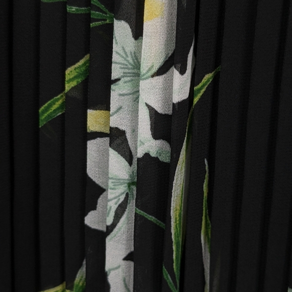 Banana Republic • Georgette Floral Pleated Dress - Picture 7 of 9